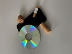 Bild von einem Weinkorken, einem Sektkorken, einem Handy, einer A-A Batterie  und einer DVD.